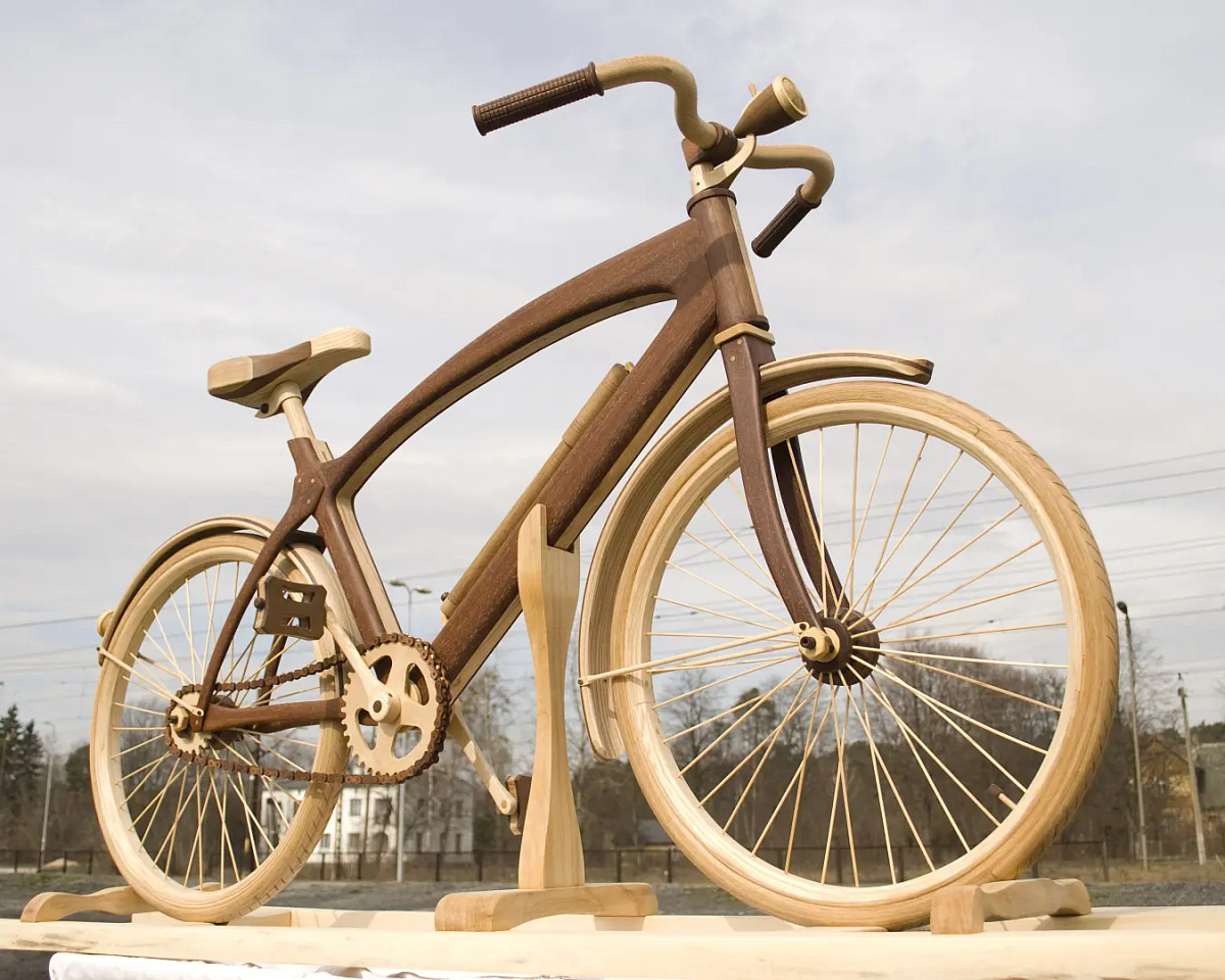 rower z drewna wykonany przez ucznia szkoły w garbatce