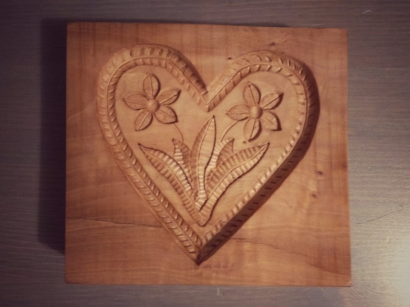 Drewniana forma w kształcie serca do wypiekania pierników