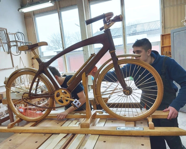 rower z drewna wykonany przez ucznia szkoły w garbatce